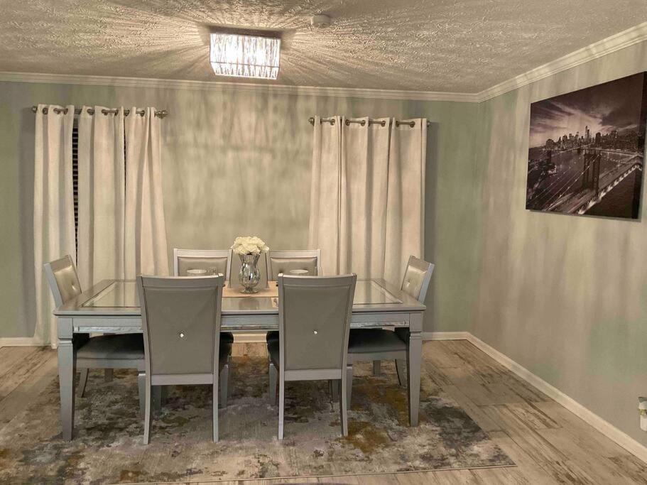 Renovated 3Bedroom 2.5Bath 2 Story House W/ Garage ローレンスビル エクステリア 写真